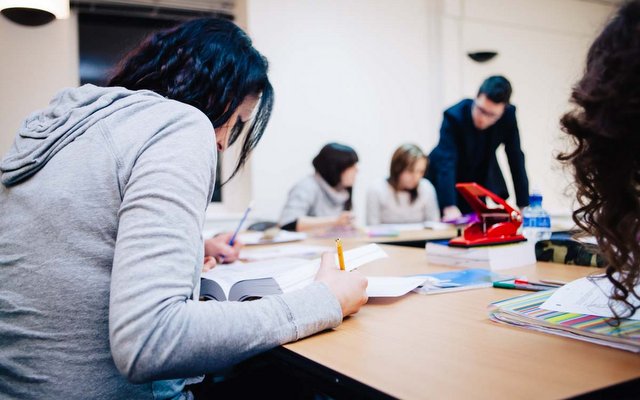 Les étudiants d'un cours d'anglais du soir à Dublin