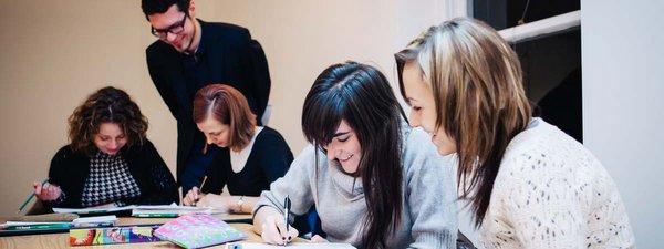 Alunos de um curso noturno de inglês na sala de aula