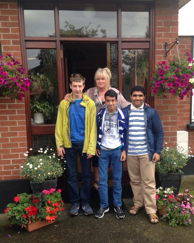 Famille d'accueil irlandaise avec des invités internationaux qui participent au programme junior de l'écolee