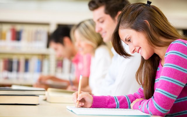 Studenti durante le lezioni di preparazione agli esami.