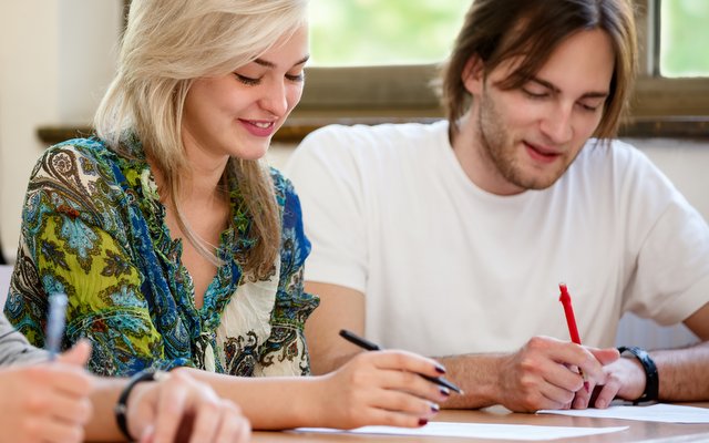 Les étudiants pendant la session de préparation à l'examen IELTS.