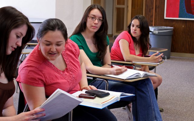 Les étudiants d'un cours d'anglais le week-end dans une salle de classe.