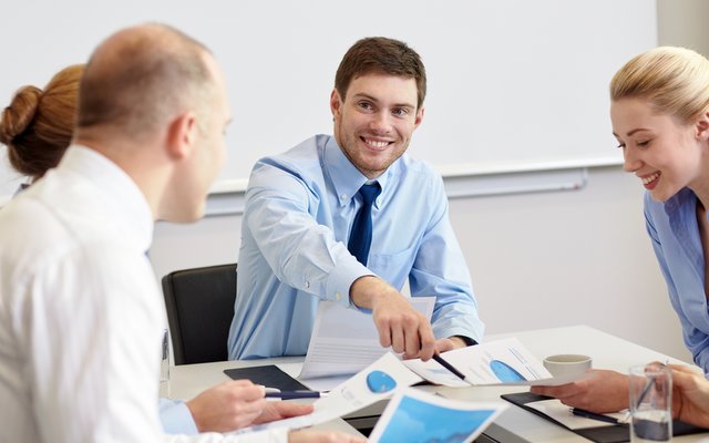 Uno studente adulto del corso di inglese commerciale