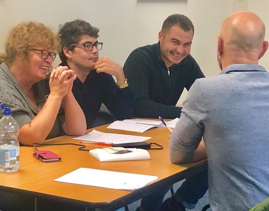 Un groupe d'étudiants étrangers à Dublin pendant le cours d'anglais du matin.