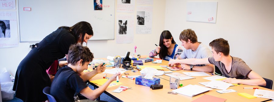 Jeunes étudiants travaillant ensemble sur un projet d'anglais à l'école