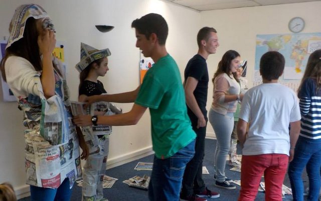 Jeunes étudiants travaillant ensemble sur un projet pendant les activités théâtrales de l'après-midi