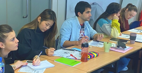 Les étudiants pendant la session de préparation à l'examen.