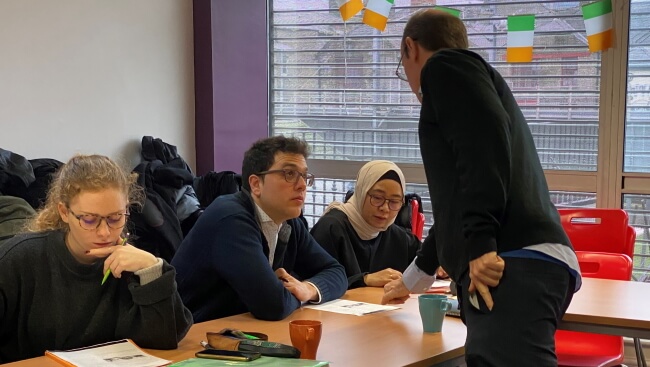 Les étudiants adultes pendant la session d'anglais à Dublin, en Irlande