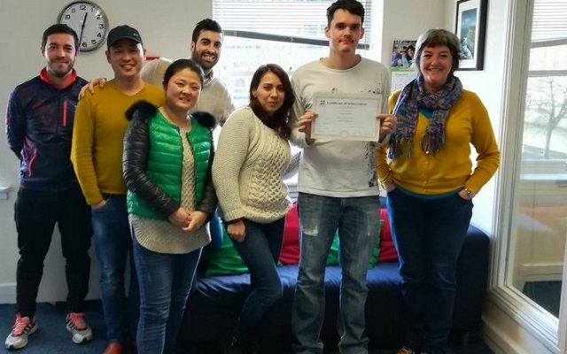 Un groupe de participants aux cours avec leur professeur d'anglais dans notre école à Dublin en Irlande.